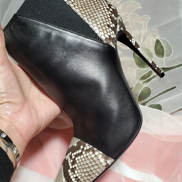 Gucci ankle boots. 391/2 Used in excellent condition. - Picture 3 of 16